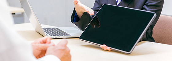 タブレットを使いながら相談をしている様子